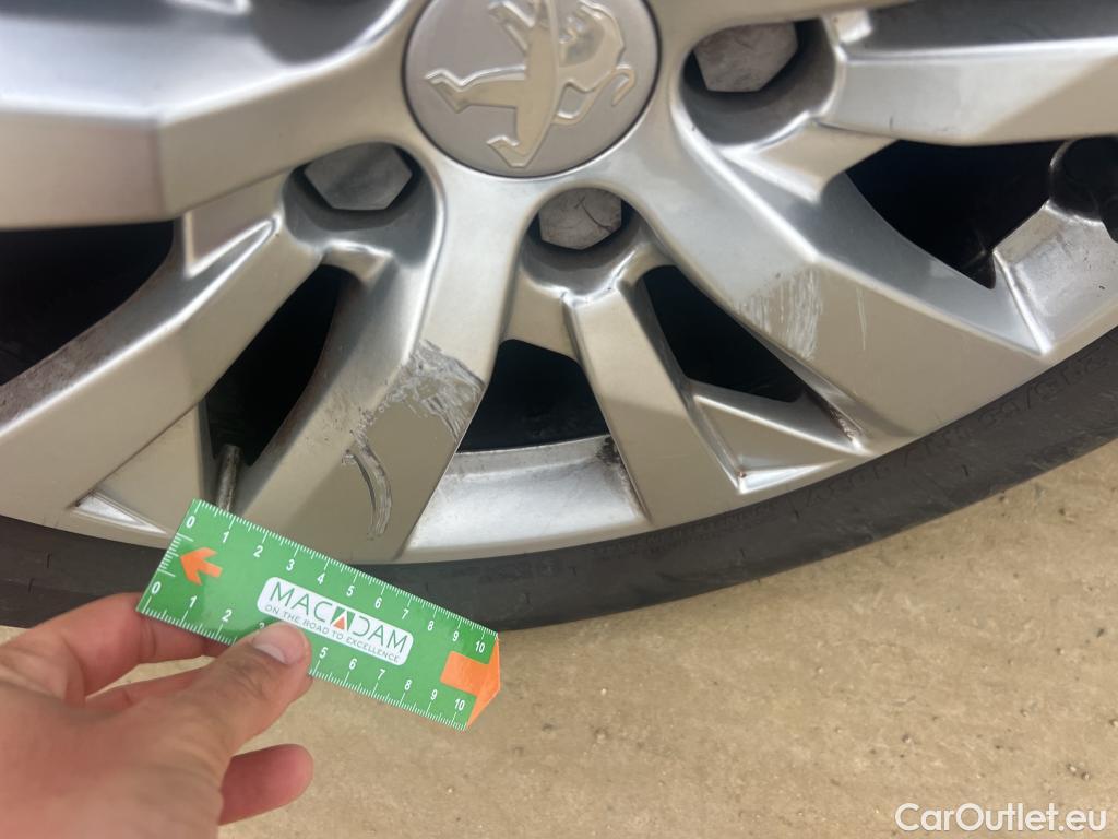  Peugeot  3008 PEUGEOT  / 2020 / 5P / todoterreno 1.2 PureTech 96KW S&S Active Pack EAT8 #15