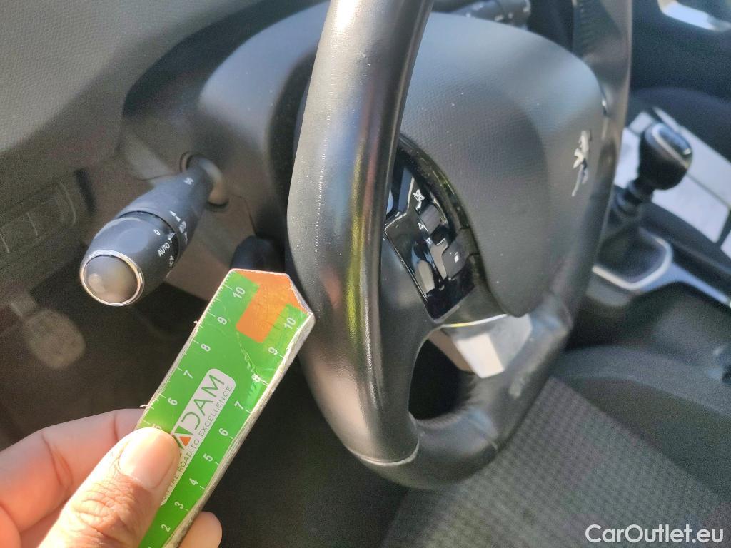  Peugeot  308 PEUGEOT  / 2017 / 5P / berlina con portón 5p Style BlueHDi 130 S&S #23