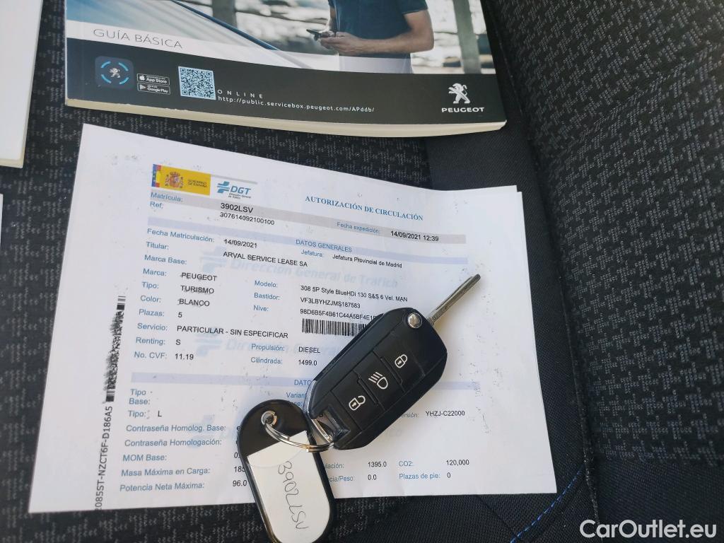  Peugeot  308 PEUGEOT  / 2017 / 5P / berlina con portón 5p Style BlueHDi 130 S&S #2