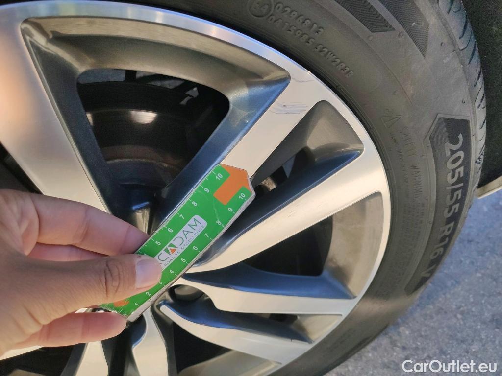  Peugeot  308 PEUGEOT  / 2017 / 5P / berlina con portón 5p Style BlueHDi 130 S&S #8