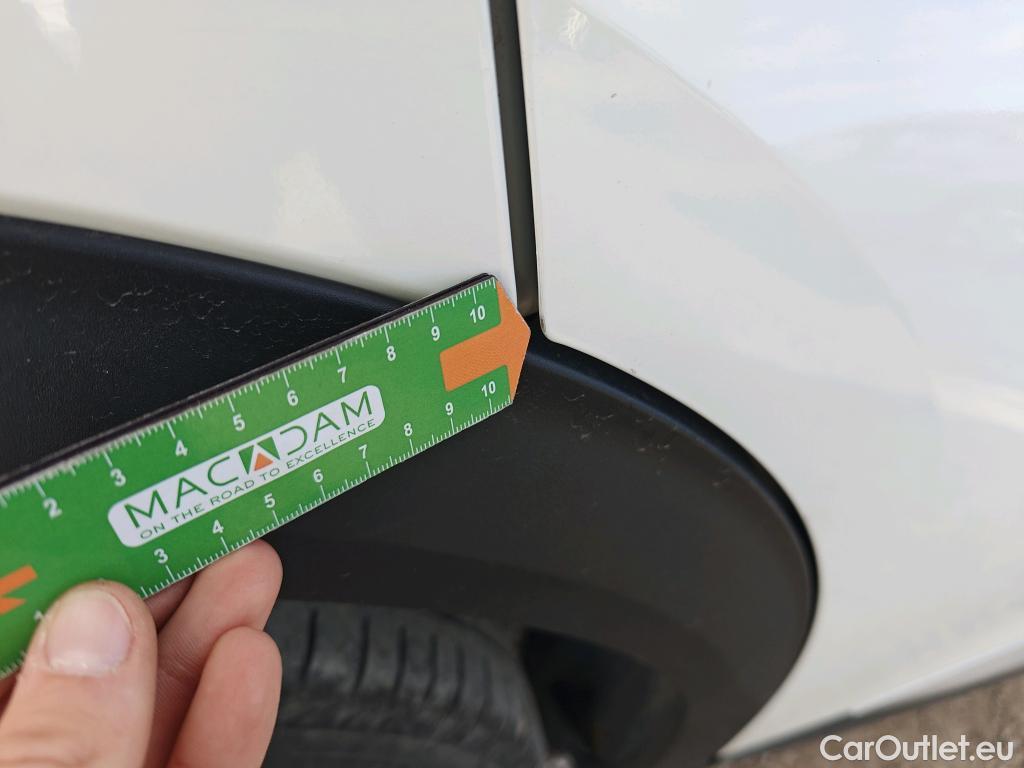  Peugeot  2008 PEUGEOT  / 2019 / 5P / todoterreno Allure BlueHDI 81kW (110CV) #27