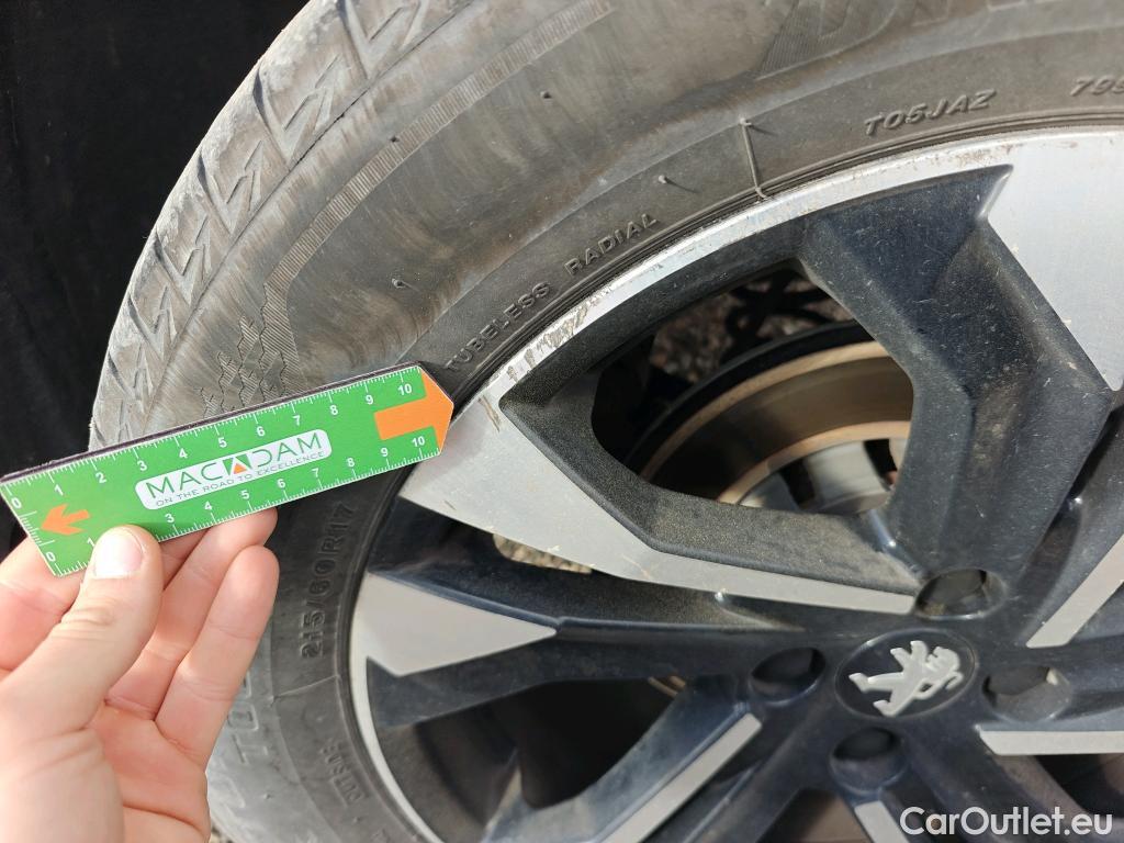  Peugeot  2008 PEUGEOT  / 2019 / 5P / todoterreno Allure BlueHDI 81kW (110CV) #43