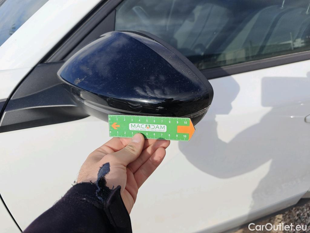  Peugeot  2008 PEUGEOT  / 2019 / 5P / todoterreno Allure BlueHDI 81kW (110CV) #37