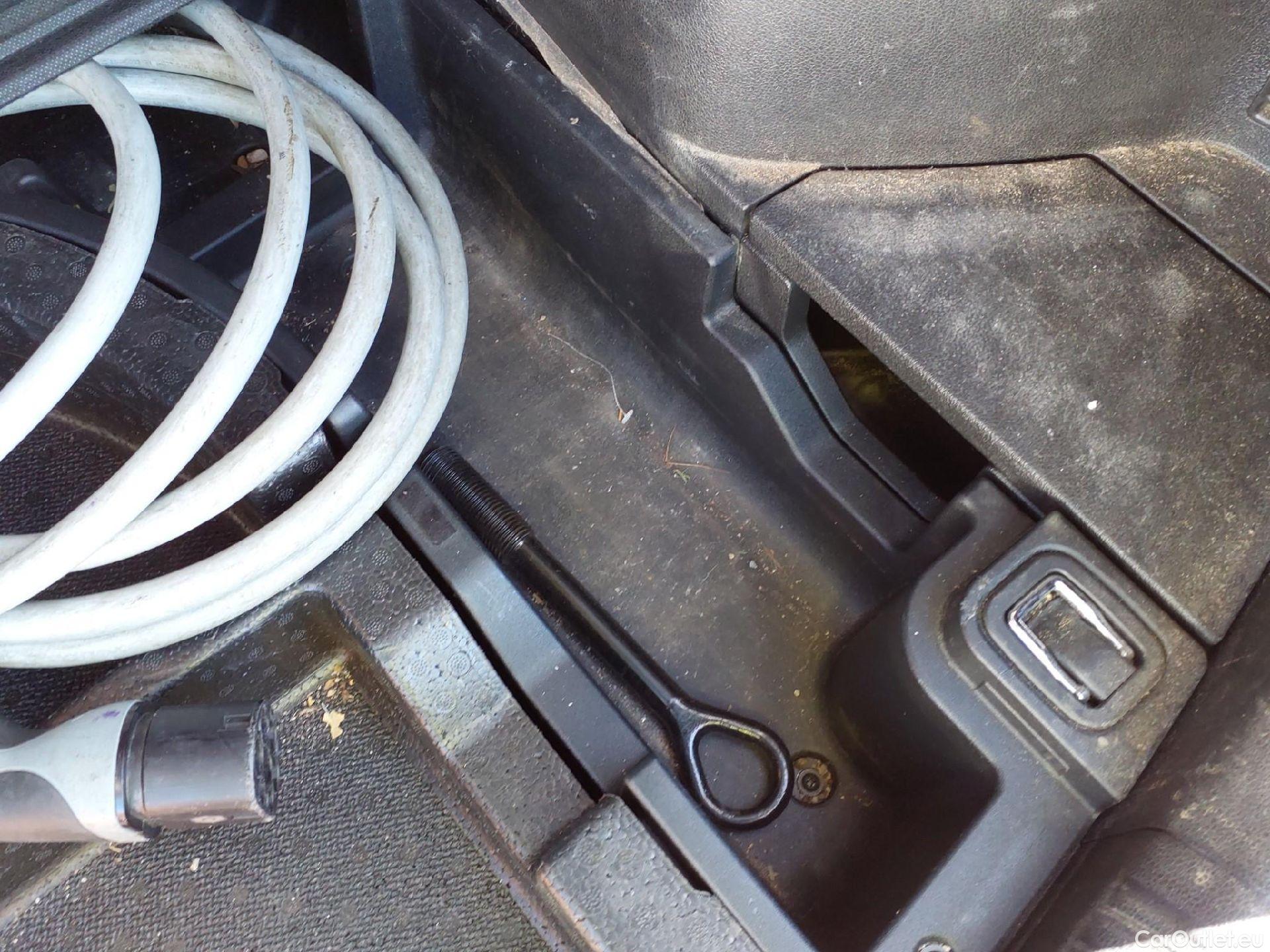  KIA  Niro KIA e- / 2016 / 5P / crossover e- 150kW Emotion (Long Range) #4