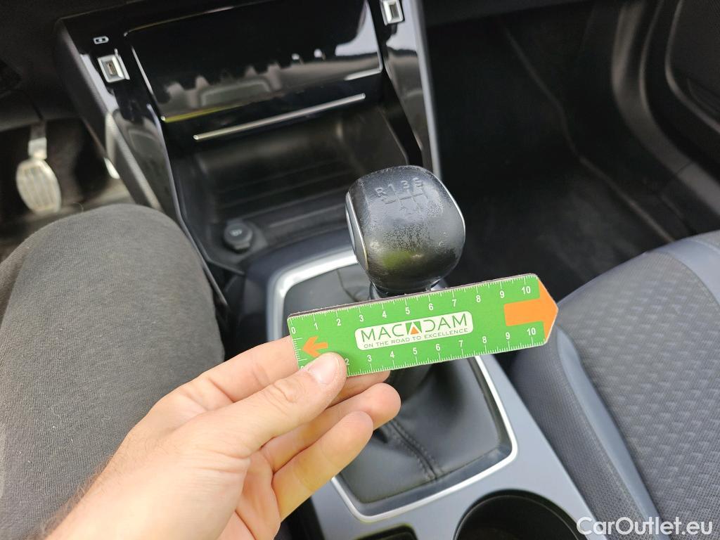  Peugeot  2008 PEUGEOT  / 2019 / 5P / todoterreno Allure BlueHDI 100 S&S BVM6 (AC) #26