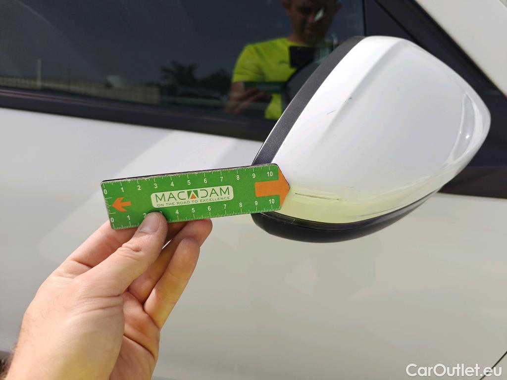  Peugeot  2008 PEUGEOT  / 2019 / 5P / todoterreno Allure BlueHDI 100 S&S BVM6 (AC) #60