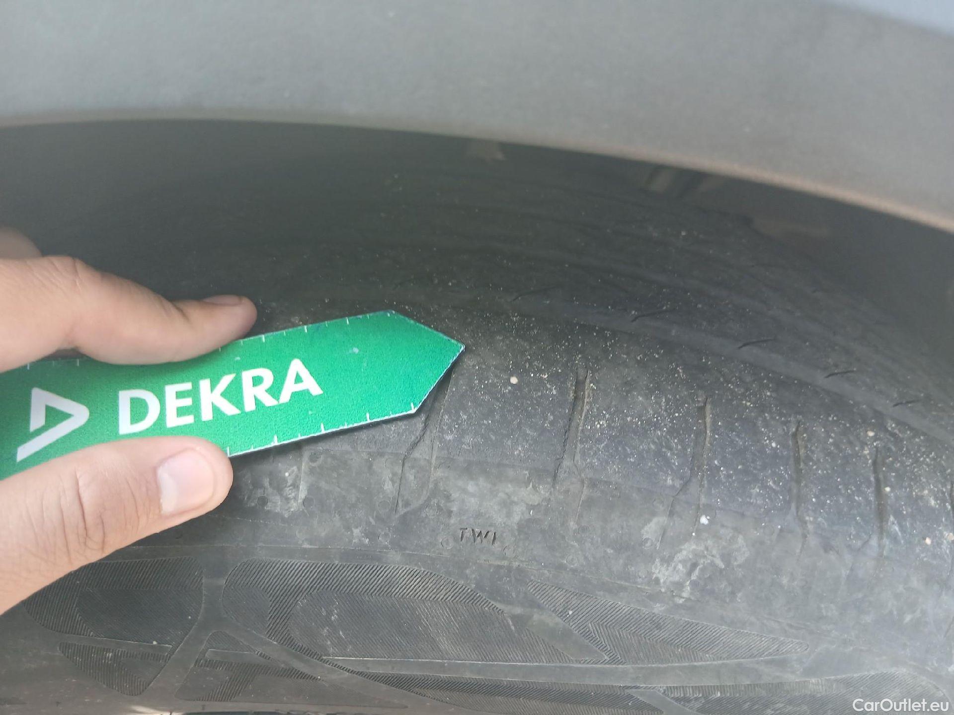  Peugeot  2008 PEUGEOT  / 2019 / 5P / todoterreno Allure BlueHDI 81kW (110CV) #4