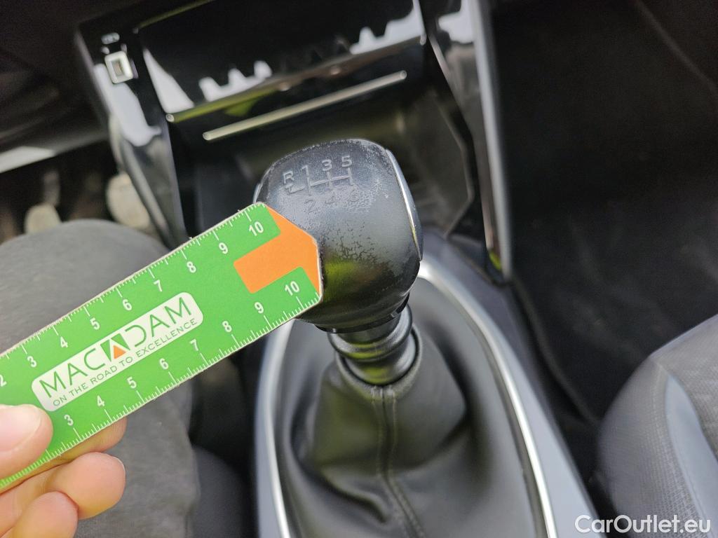  Peugeot  2008 PEUGEOT  / 2019 / 5P / todoterreno Allure BlueHDI 100 S&S BVM6 (AC) #27