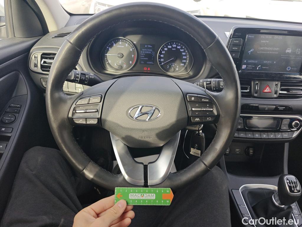  Hyundai  i30 HYUNDAI  / 2020 / 5P / berlina con portón 1.5 DPI Klass SLX #25