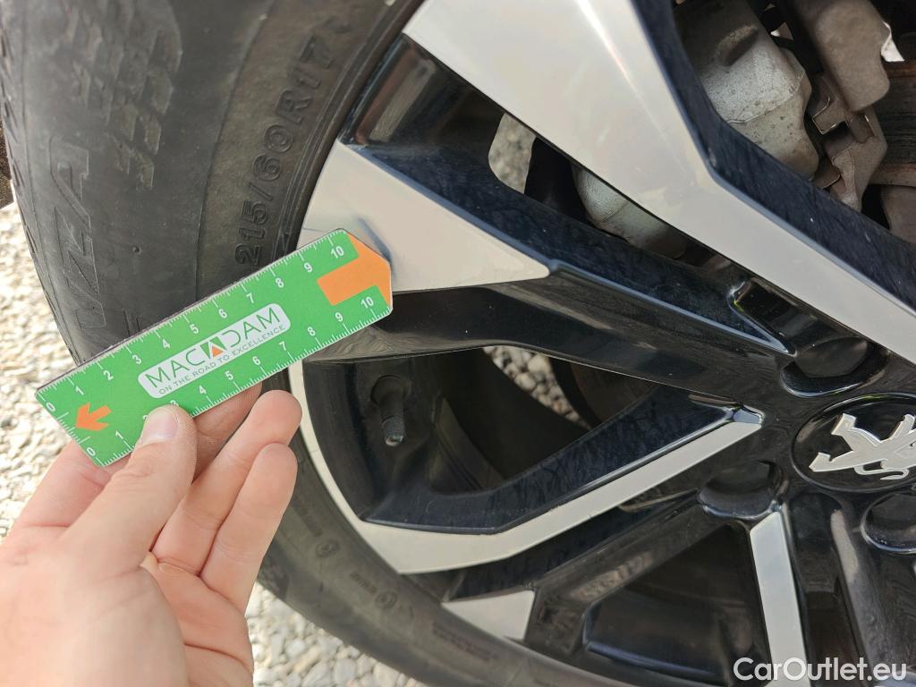  Peugeot  2008 PEUGEOT  / 2019 / 5P / todoterreno Allure BlueHDI 100 S&S BVM6 (AC) #62