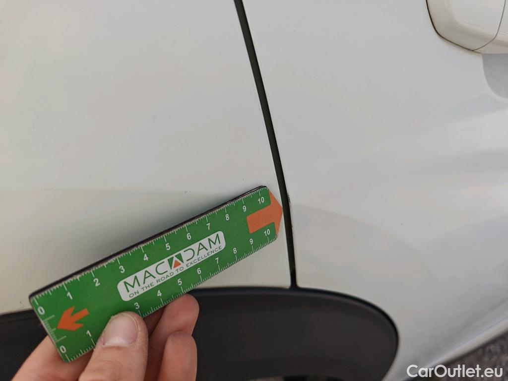  Peugeot  2008 PEUGEOT  / 2019 / 5P / todoterreno Allure BlueHDI 100 S&S BVM6 (AC) #52