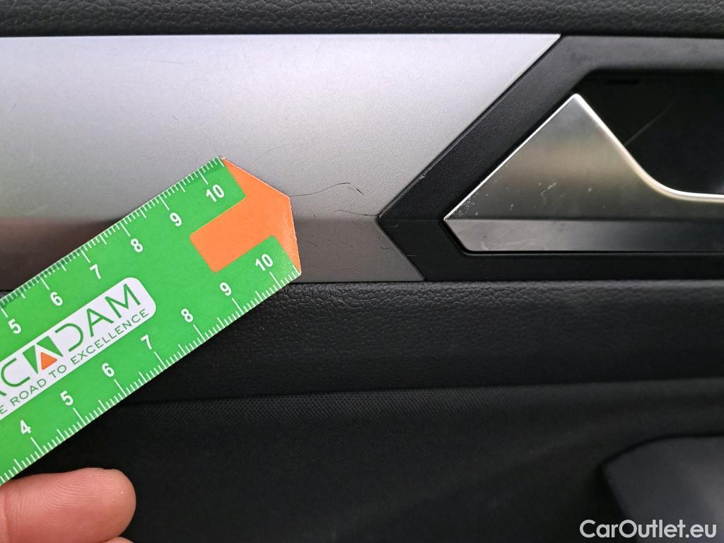  Volkswagen  T-ROC  Life 2.0 TDI 115CV MT6 E6d #14