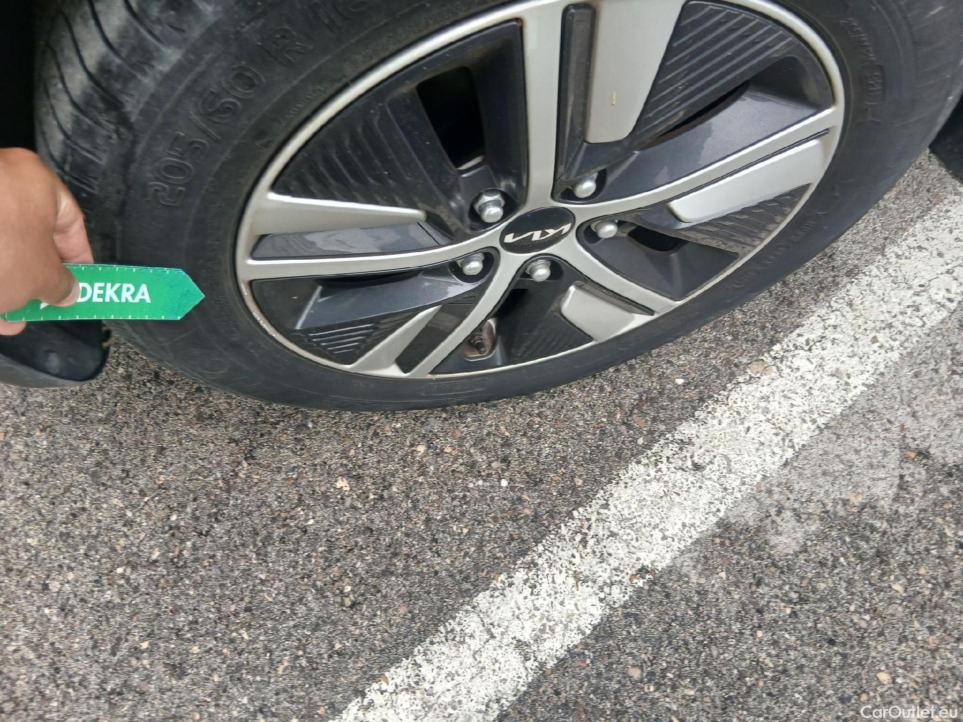  KIA  Niro KIA  / 2019 / 5P / crossover 1.6 GDi HEV 104kW (141CV) Drive #8