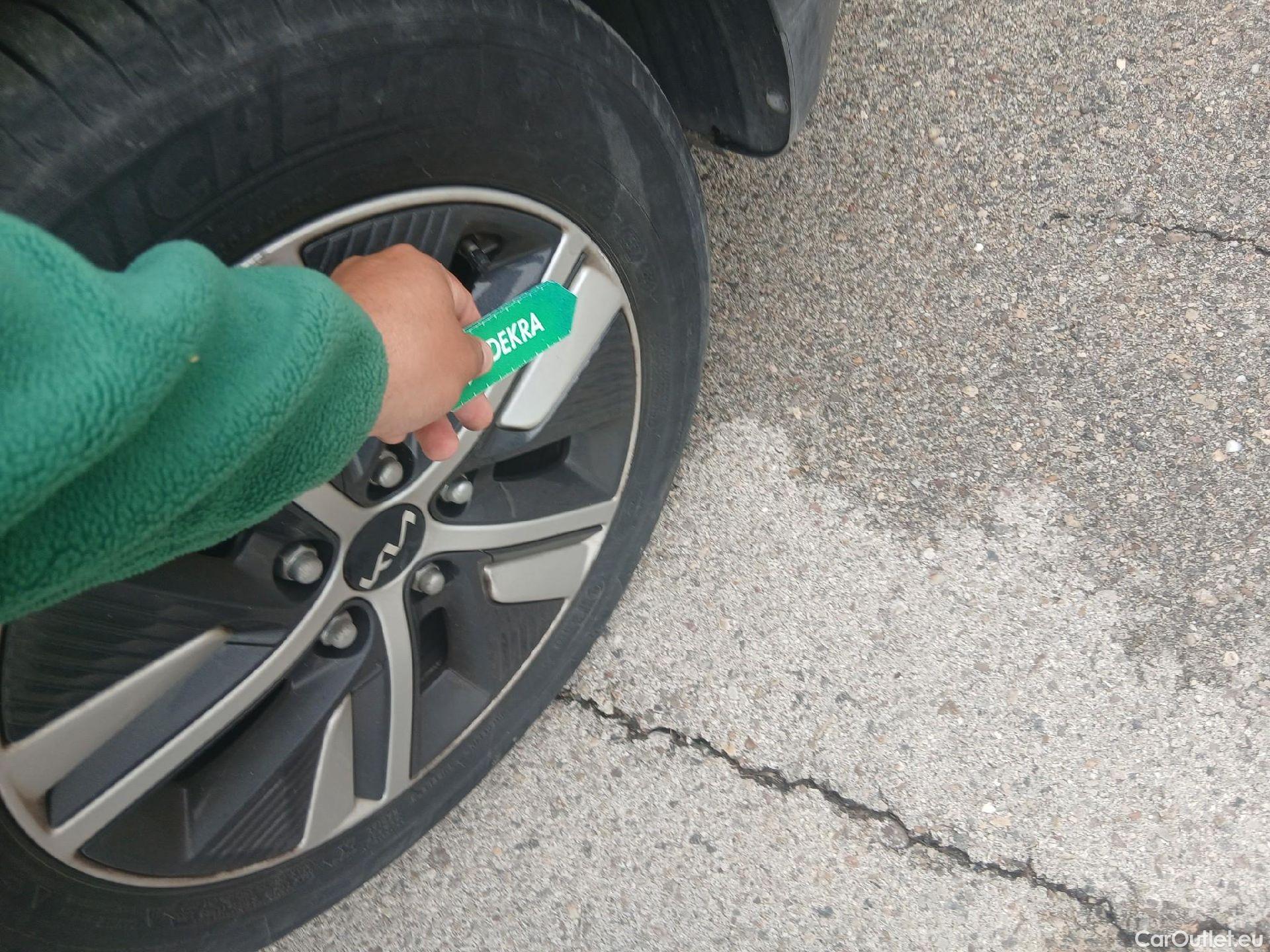  KIA  Niro KIA  / 2019 / 5P / crossover 1.6 GDi HEV 104kW (141CV) Drive #19