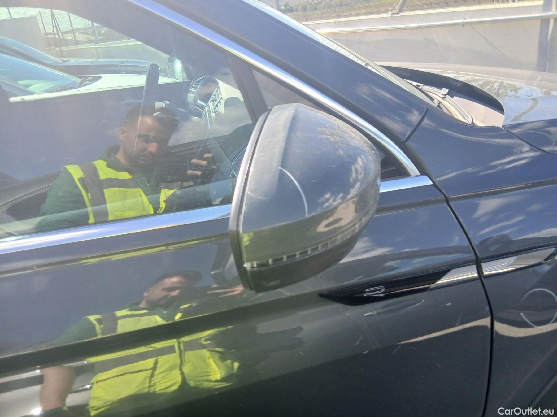  Volkswagen  Tiguan VOLKSWAGEN  / 2020 / 5P / todoterreno R-Line 2.0 TDI 110kW (150CV) DSG #37