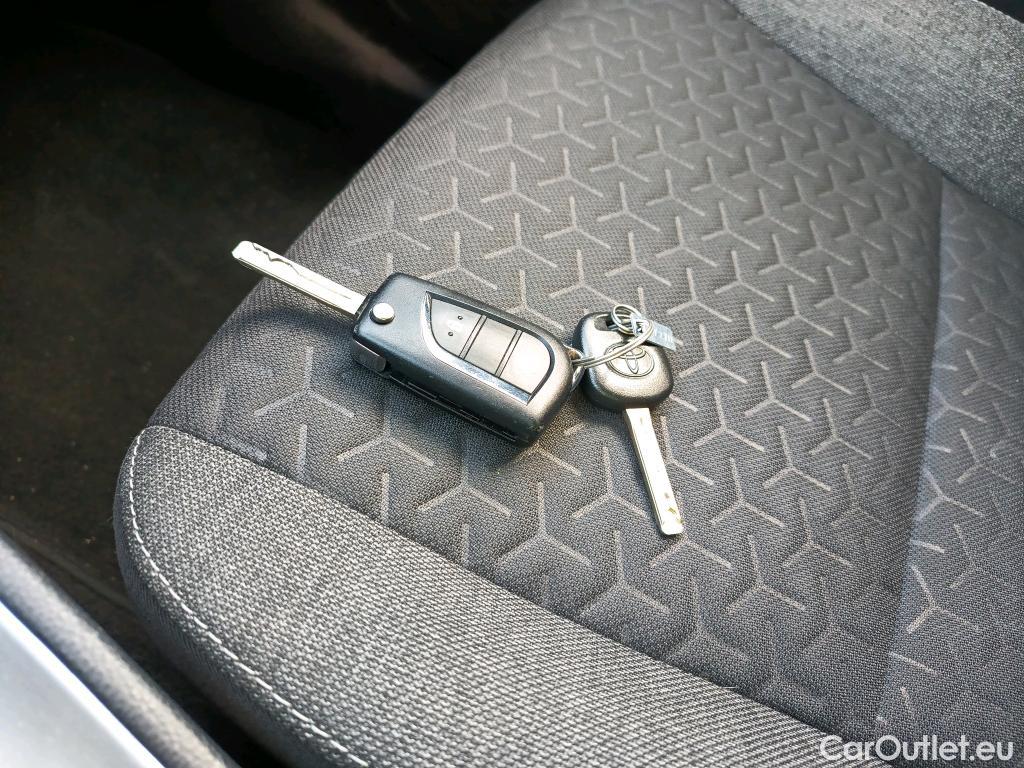  Toyota  Yaris Cross TOYOTA  / 2021 / 5P / todoterreno 1.5 120H Business Plus #2