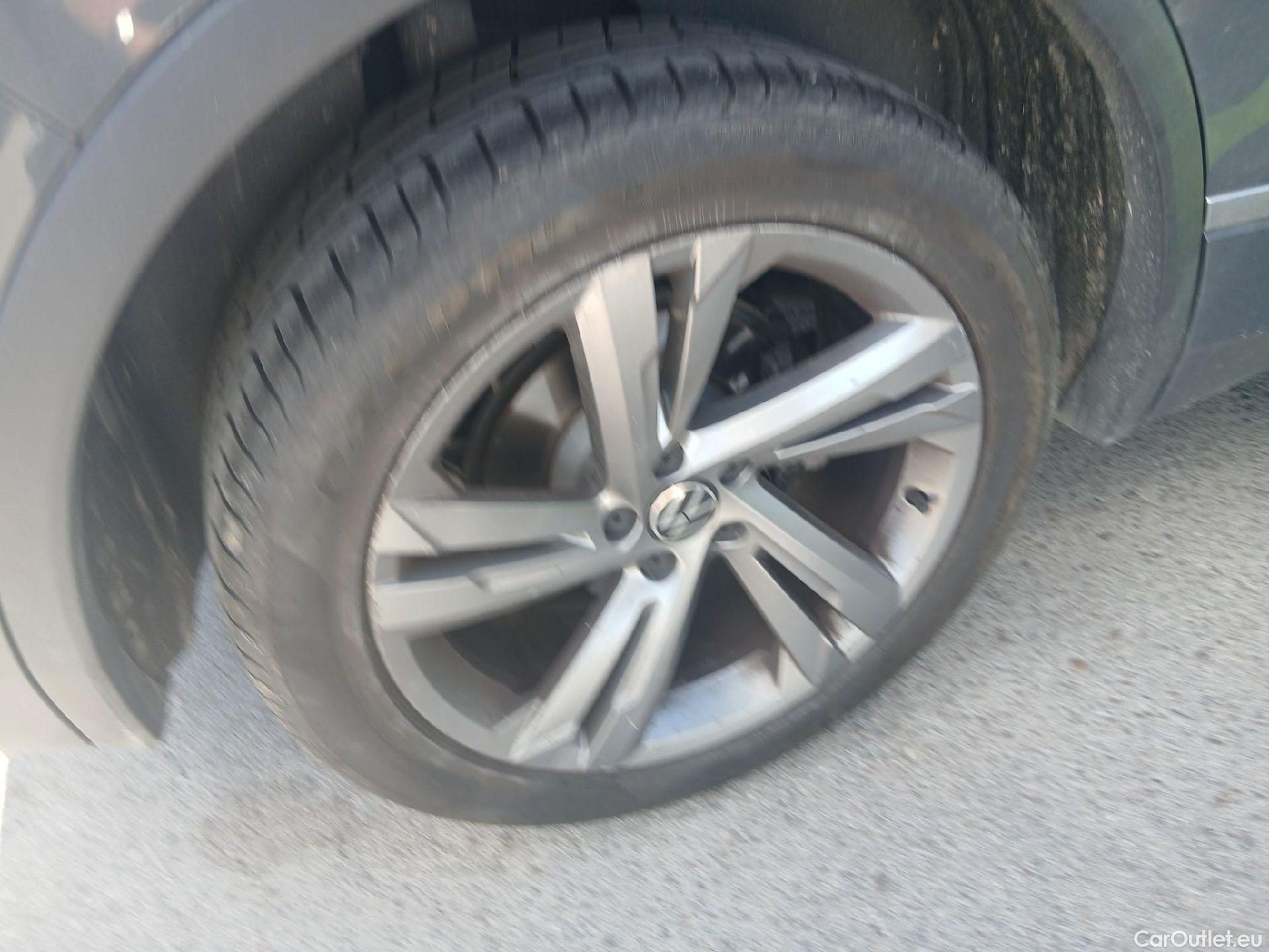  Volkswagen  Tiguan VOLKSWAGEN  / 2020 / 5P / todoterreno R-Line 2.0 TDI 110kW (150CV) DSG #32