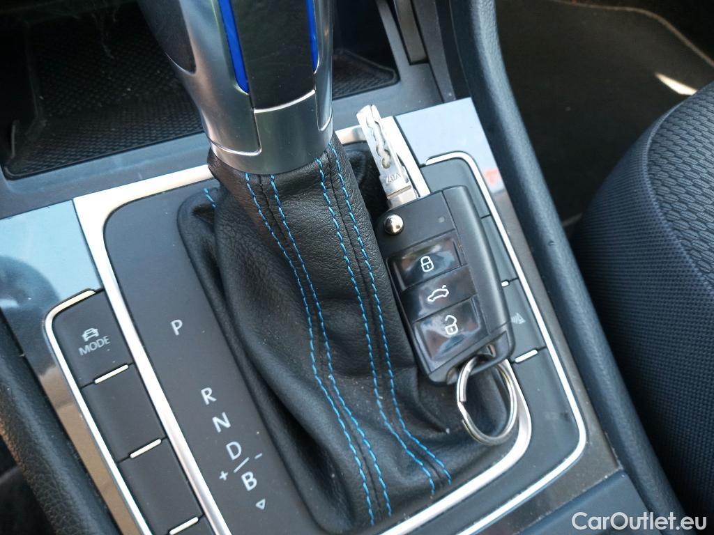  Volkswagen  Golf  VOLKSWAGEN / 2016 / 5P / berlina con portón e-ePower 110 kW (136CV) #2