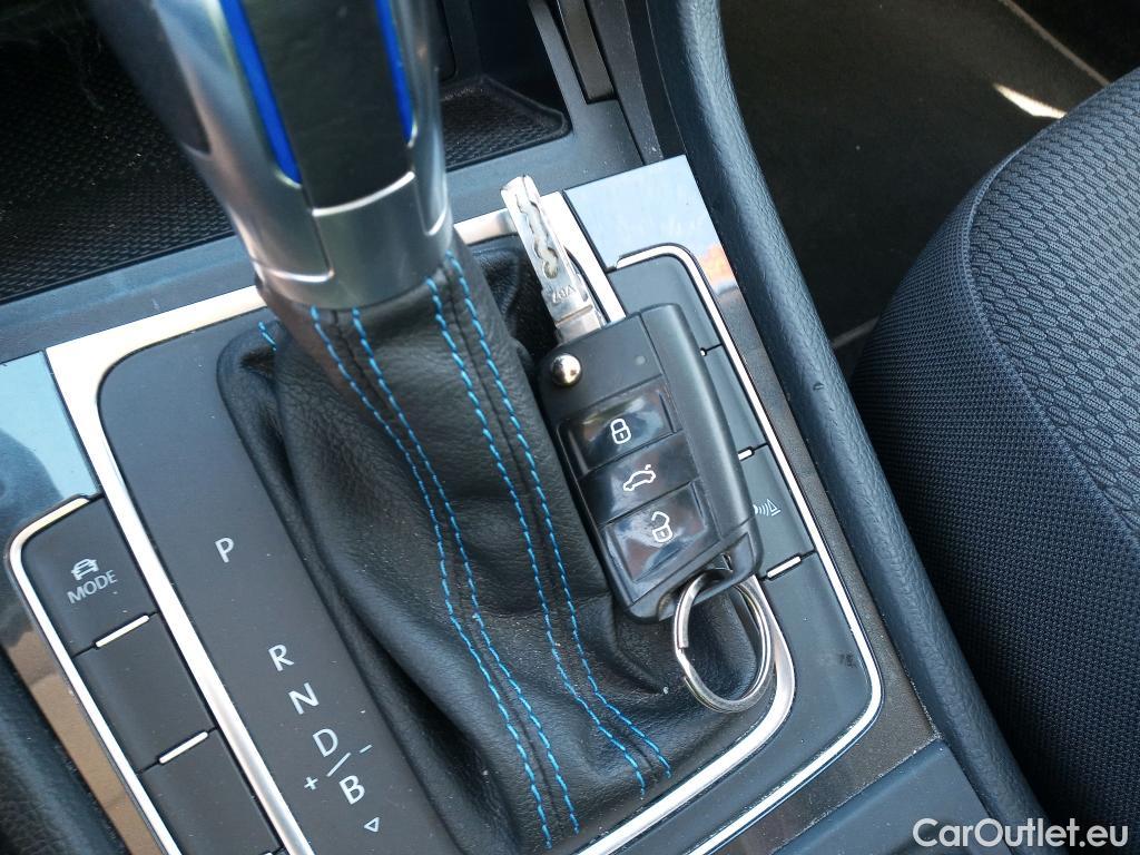  Volkswagen  Golf  VOLKSWAGEN / 2016 / 5P / berlina con portón e-ePower 110 kW (136CV) #1