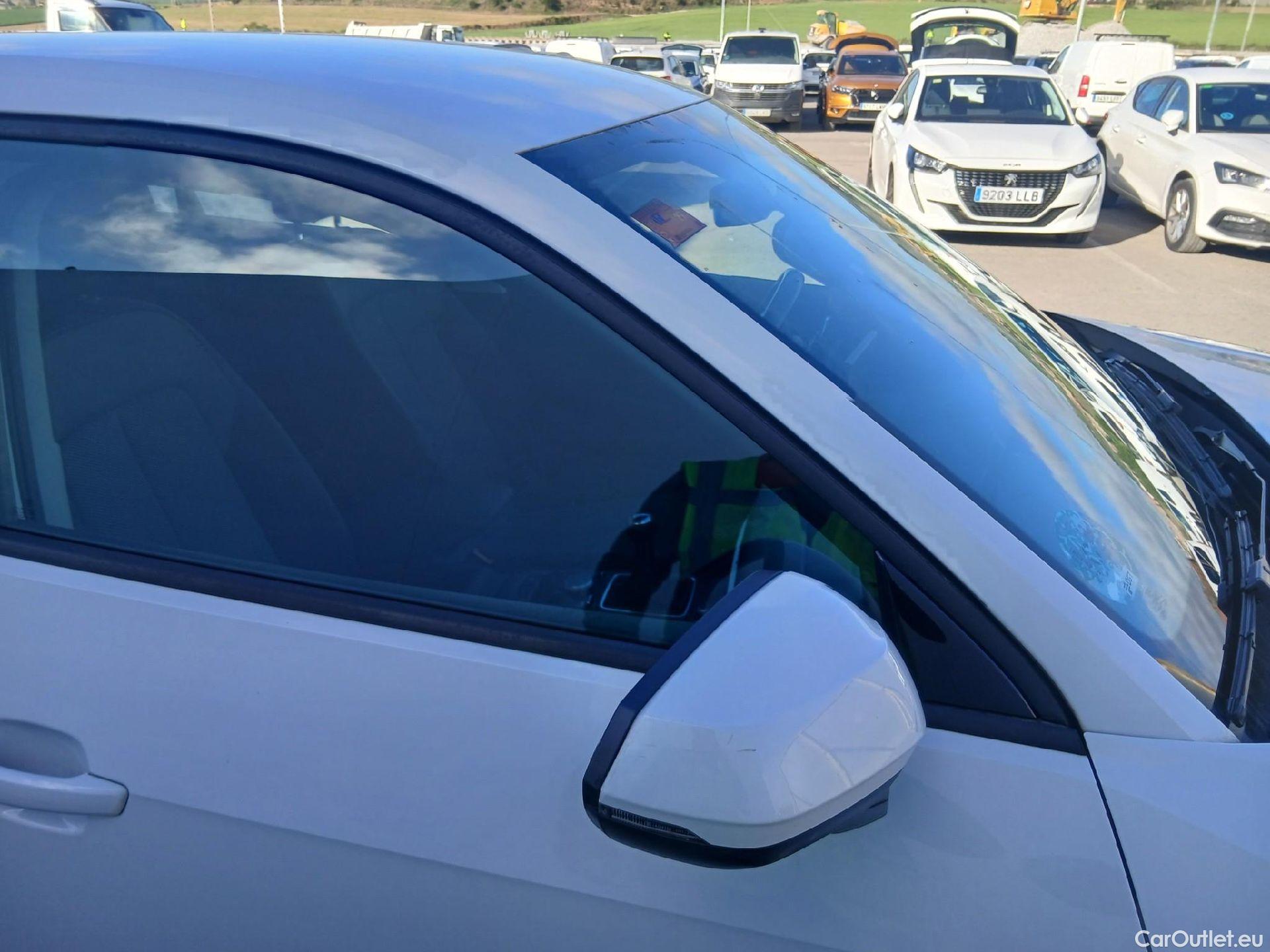  Audi  Q2 AUDI  / 2016 / 5P / todoterreno Design 30 TFSI 85kW (116CV) #27