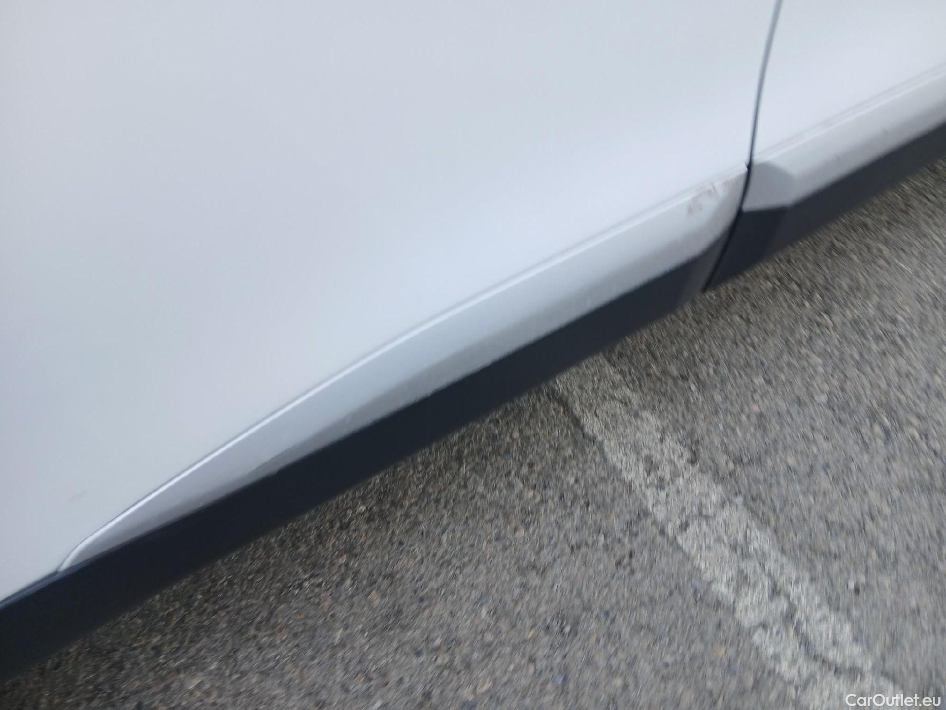  Peugeot  2008 PEUGEOT  / 2019 / 5P / todoterreno Allure BlueHDI 81kW (110CV) #23