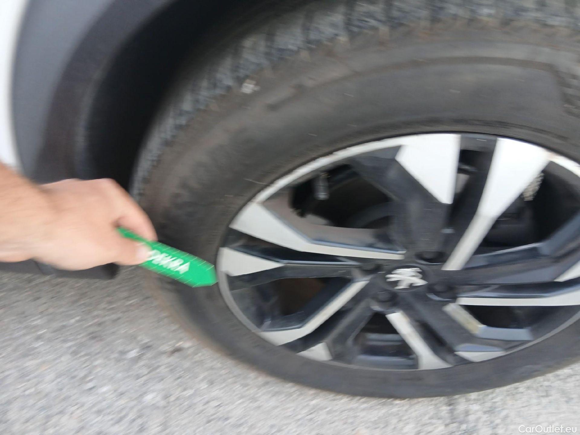  Peugeot  2008 PEUGEOT  / 2019 / 5P / todoterreno Allure BlueHDI 81kW (110CV) #33