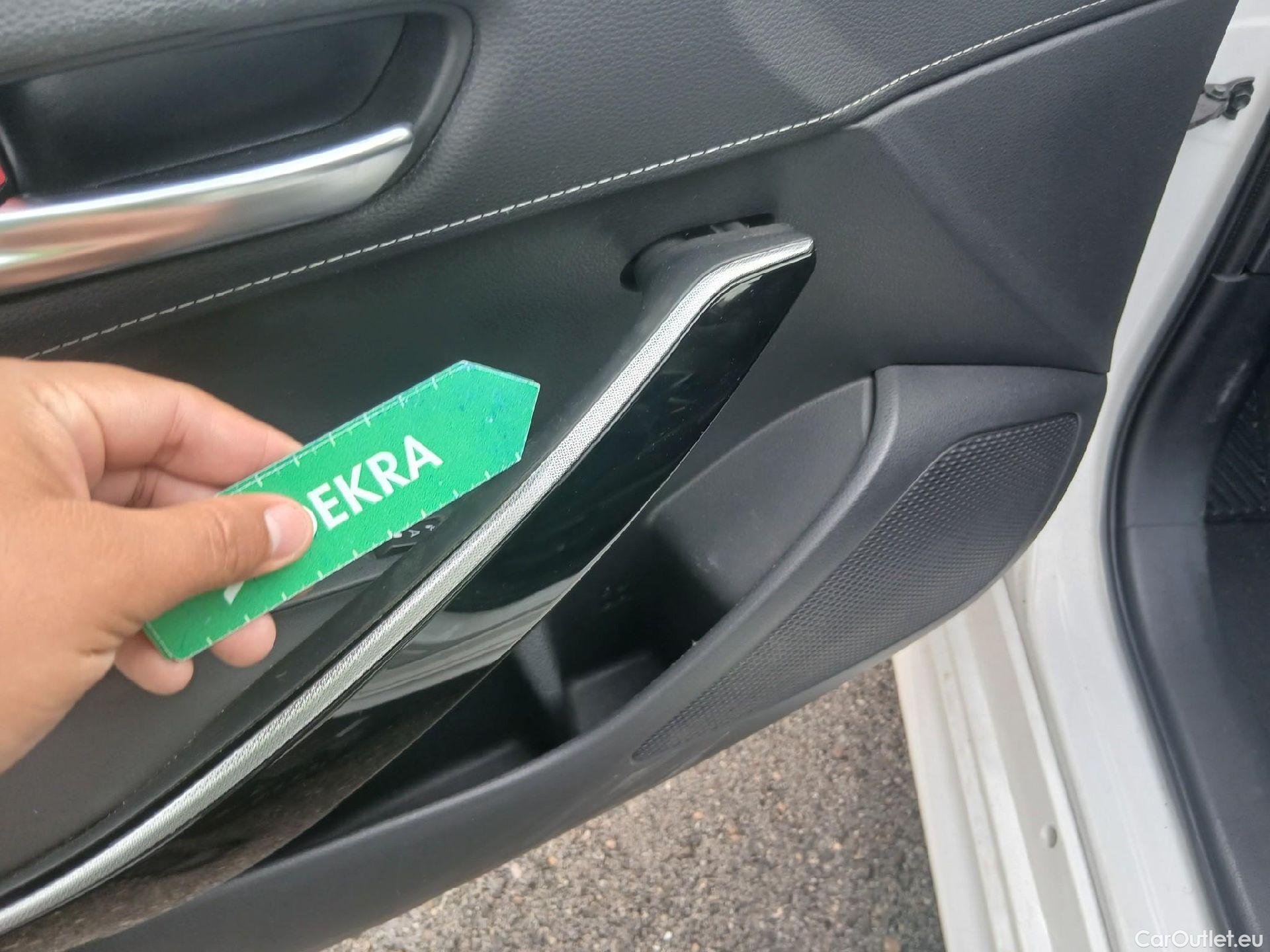  Toyota  Corolla TOYOTA  / 2019 / 5P / familiar 2.0 180H FEEL! E-CVT TOURING SPORT #9