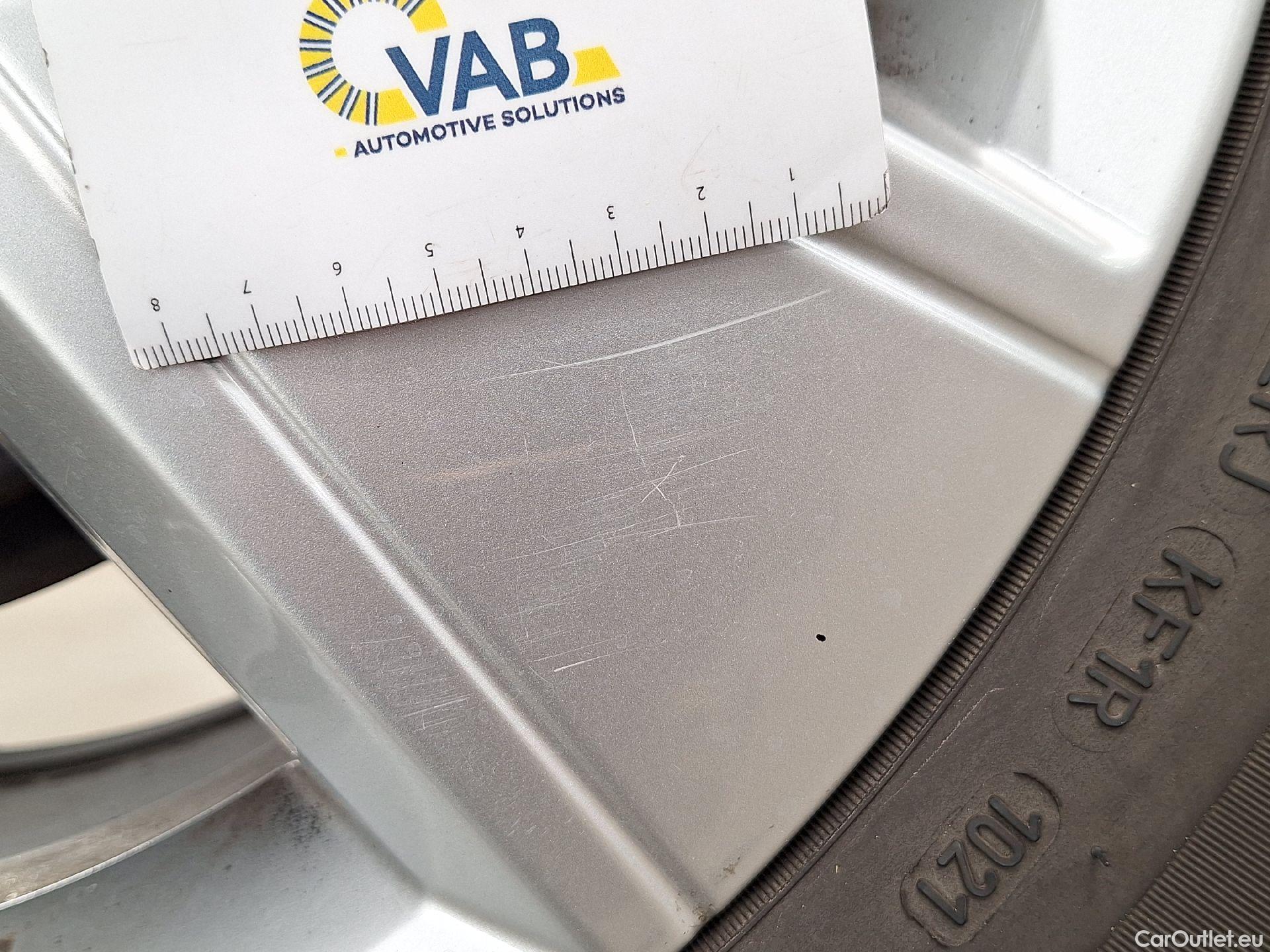  Volvo  XC 40 Volvo, XC40 '17, Volvo XC40 T2 Momentum Core 5d #41