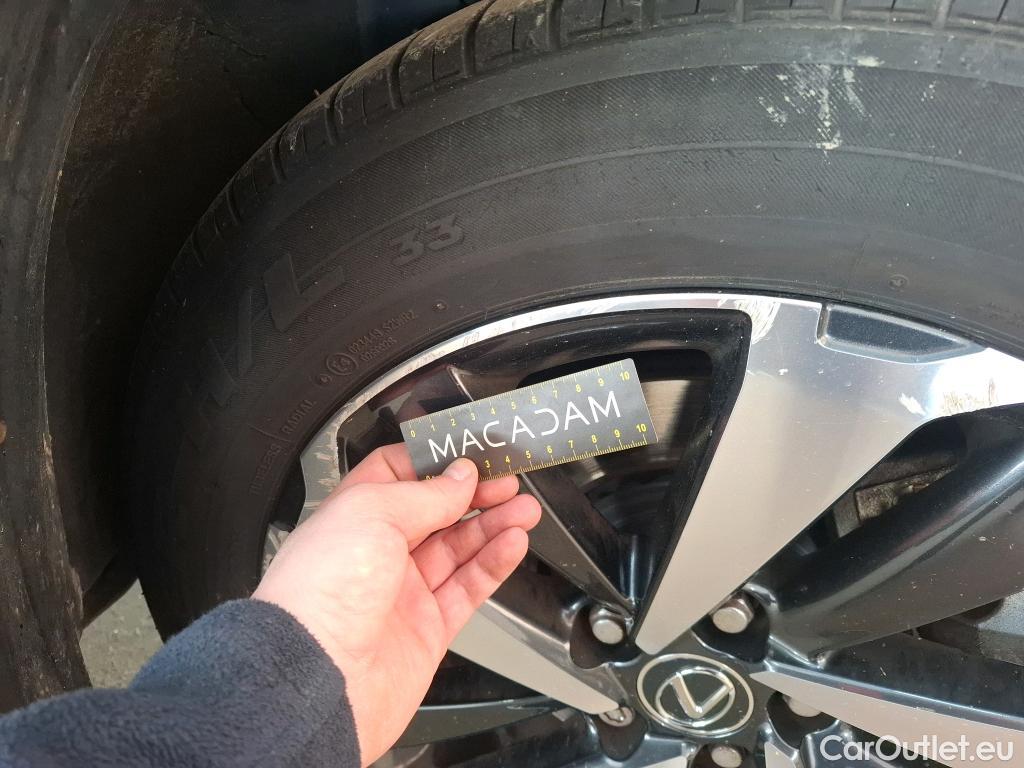  Lexus  NX LEXUS  / 2017 / 5P / SUV 300H 4WD Executive Innovation #36