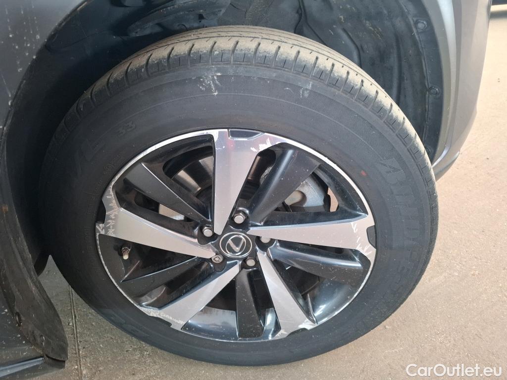  Lexus  NX LEXUS  / 2017 / 5P / SUV 300H 4WD Executive Innovation #18