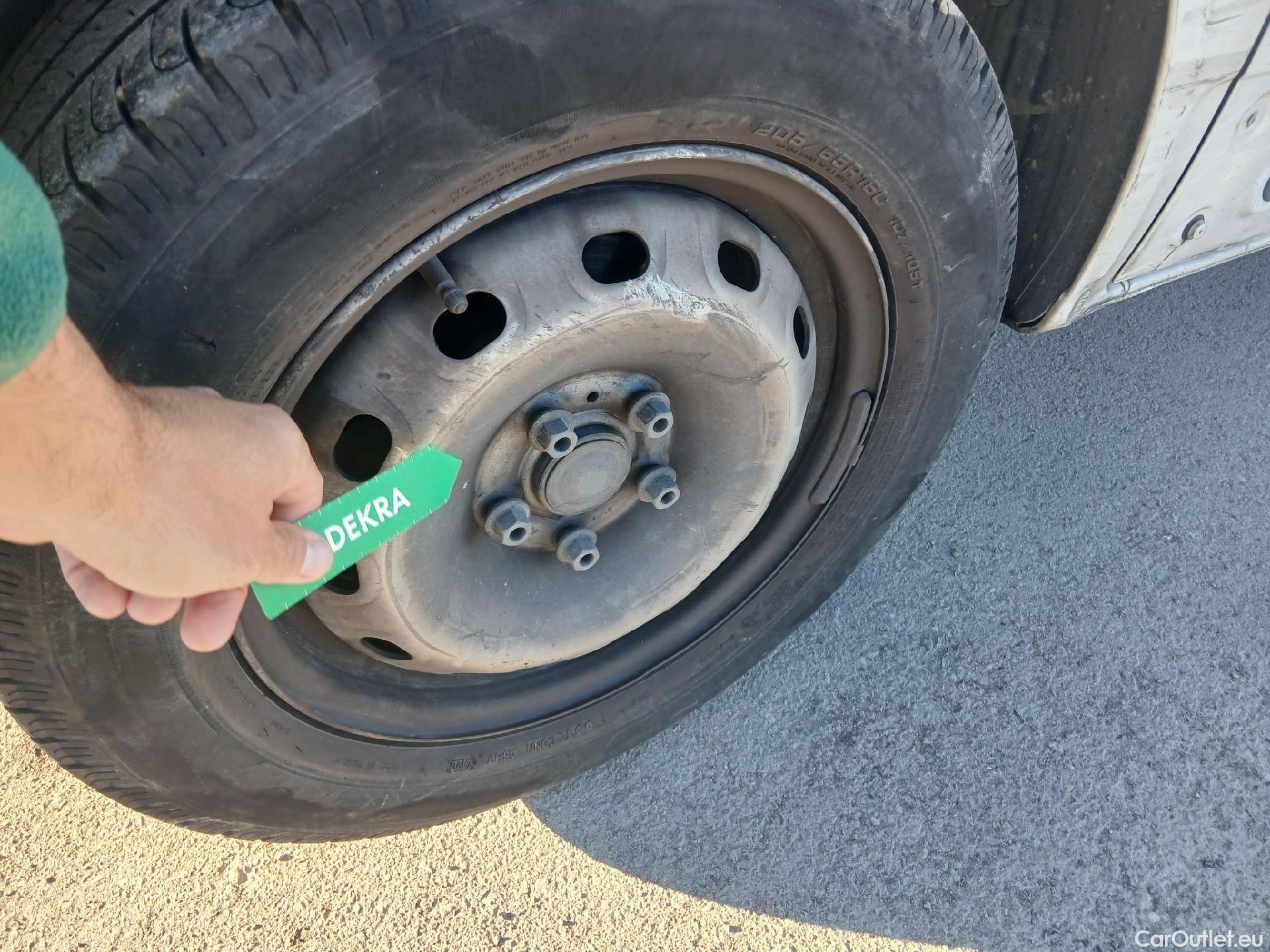  Renault  Trafic RENAULT  / 2019 / 4P / furgón Furgón 27 L1H1 Energy BluedCi 88 kW (AC) #40