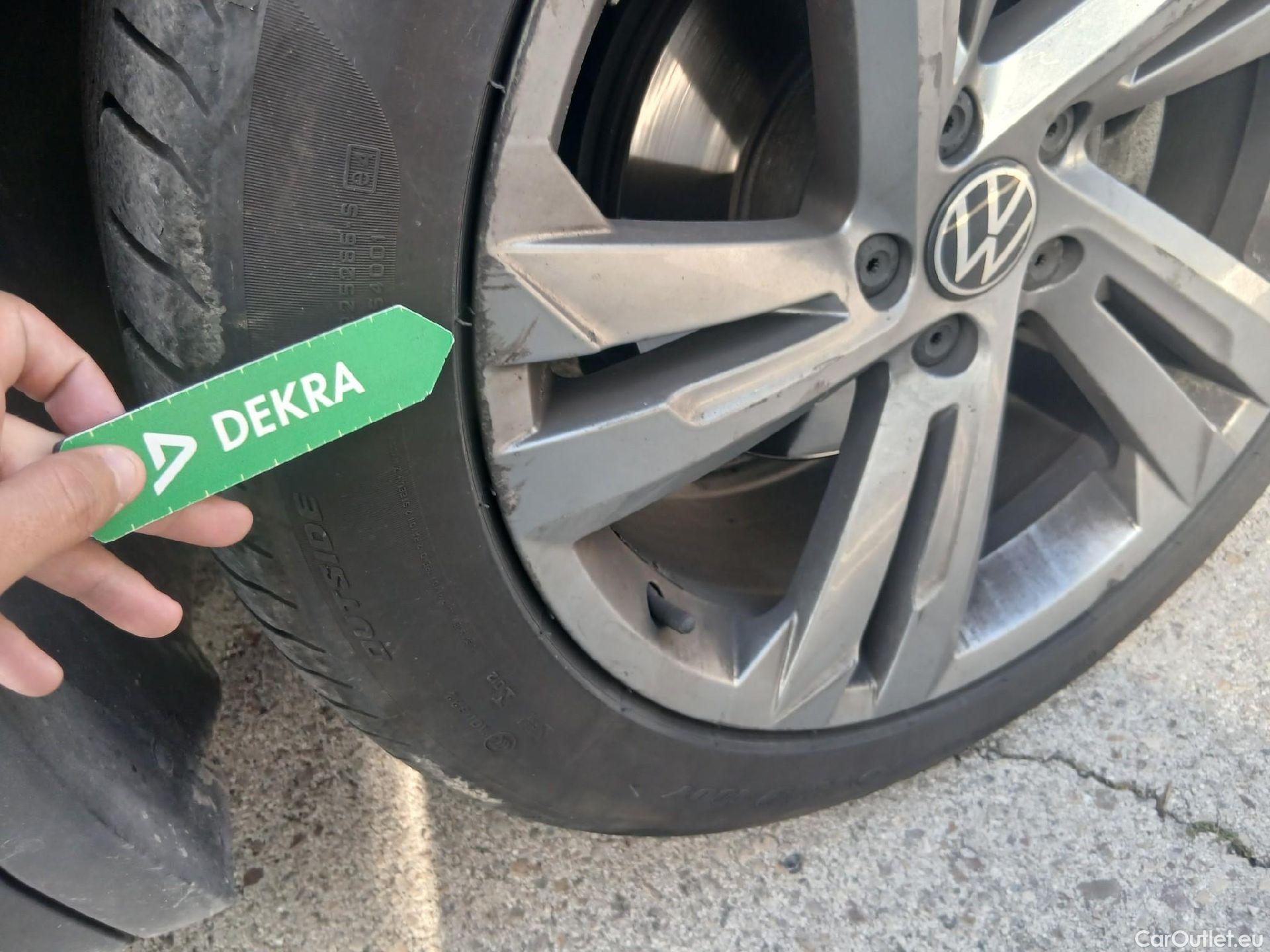  Volkswagen  Tiguan VOLKSWAGEN  / 2020 / 5P / todoterreno R-Line 2.0 TDI 110kW (150CV) DSG #44