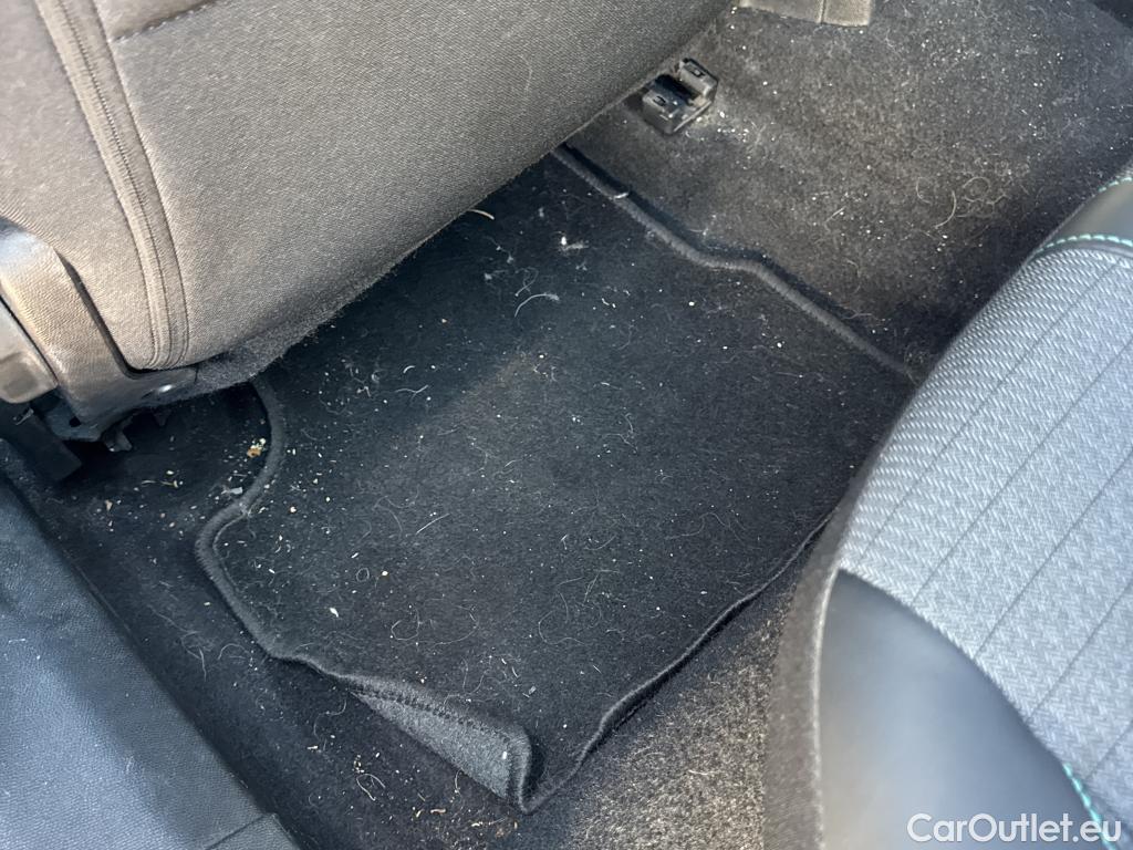  Peugeot  2008 PEUGEOT  / 2019 / 5P / todoterreno Allure BlueHDI 81kW (110CV) #28