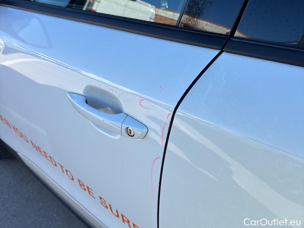  Peugeot  2008 PEUGEOT  / 2019 / 5P / todoterreno Allure BlueHDI 81kW (110CV) #9