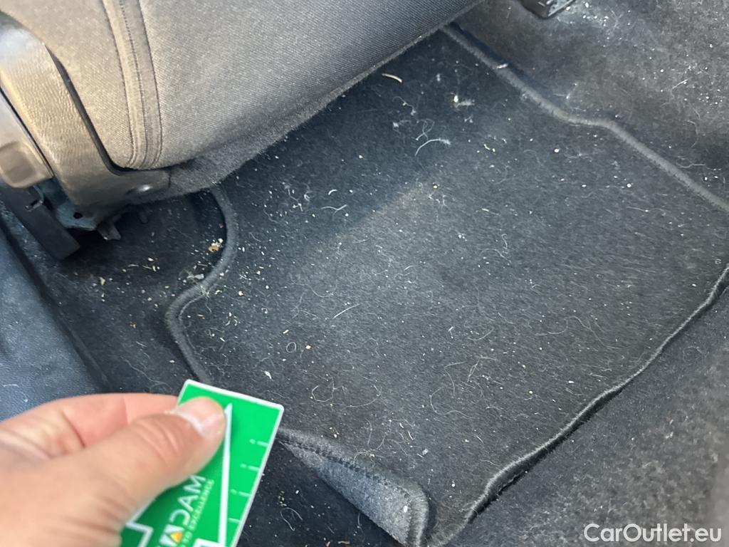  Peugeot  2008 PEUGEOT  / 2019 / 5P / todoterreno Allure BlueHDI 81kW (110CV) #29