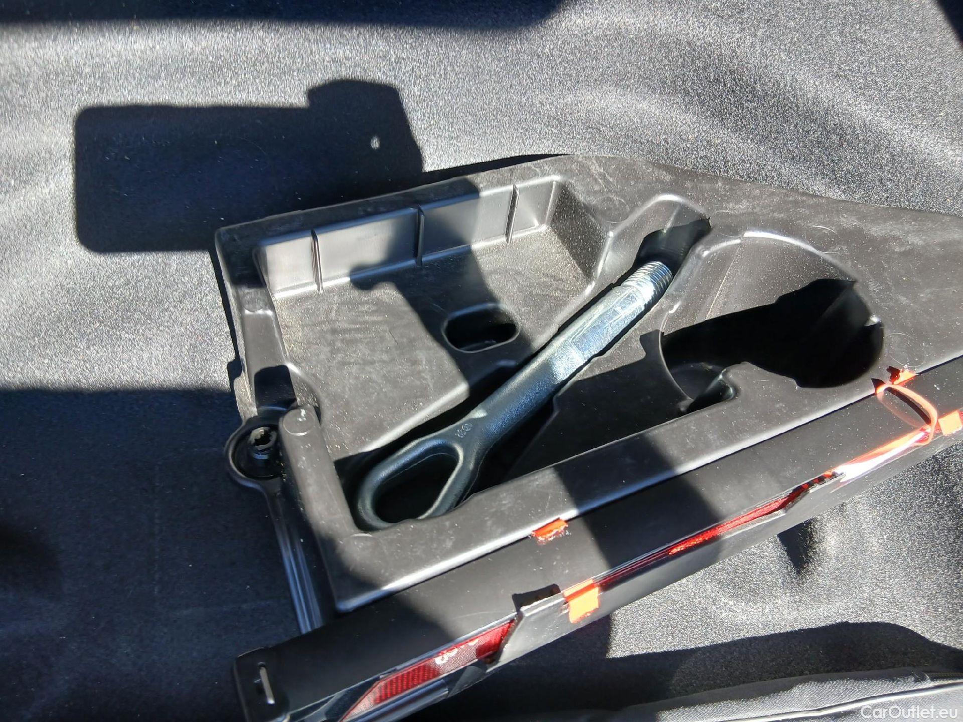  Mercedes  GLA MERCEDES-BENZ Clase  / 2017 / 5P / todoterreno  200 d #2