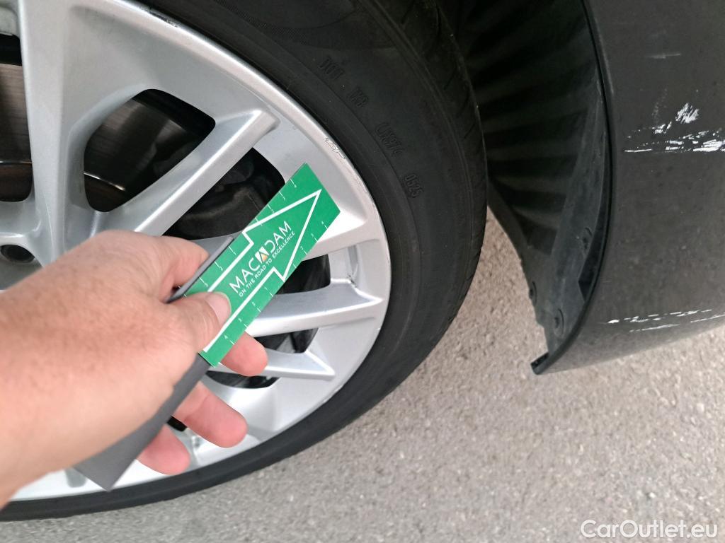  Bmw  Serie 1 BMW  / 2019 / 5P / berlina con portón 116d Corporate Auto. #11