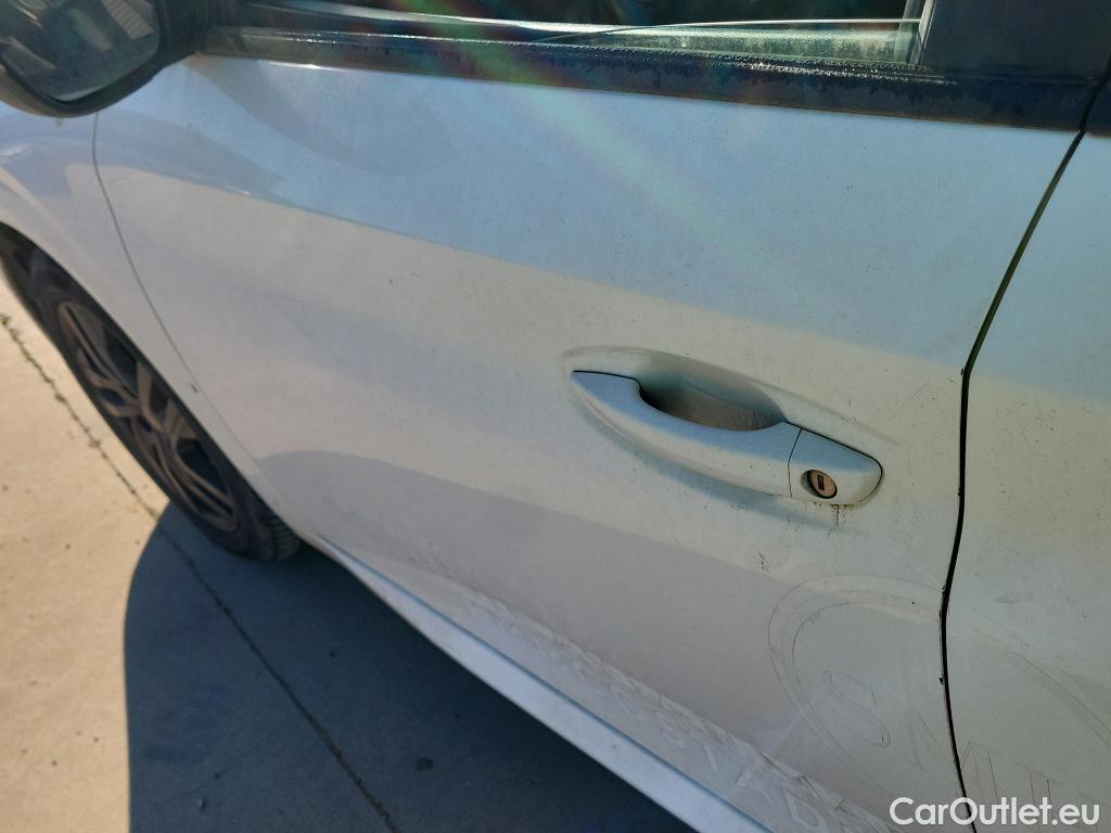  Peugeot  208 PEUGEOT  / 2019 / 5P / berlina con portón BlueHDi 73kW (100CV) Active Pack (AC) #21