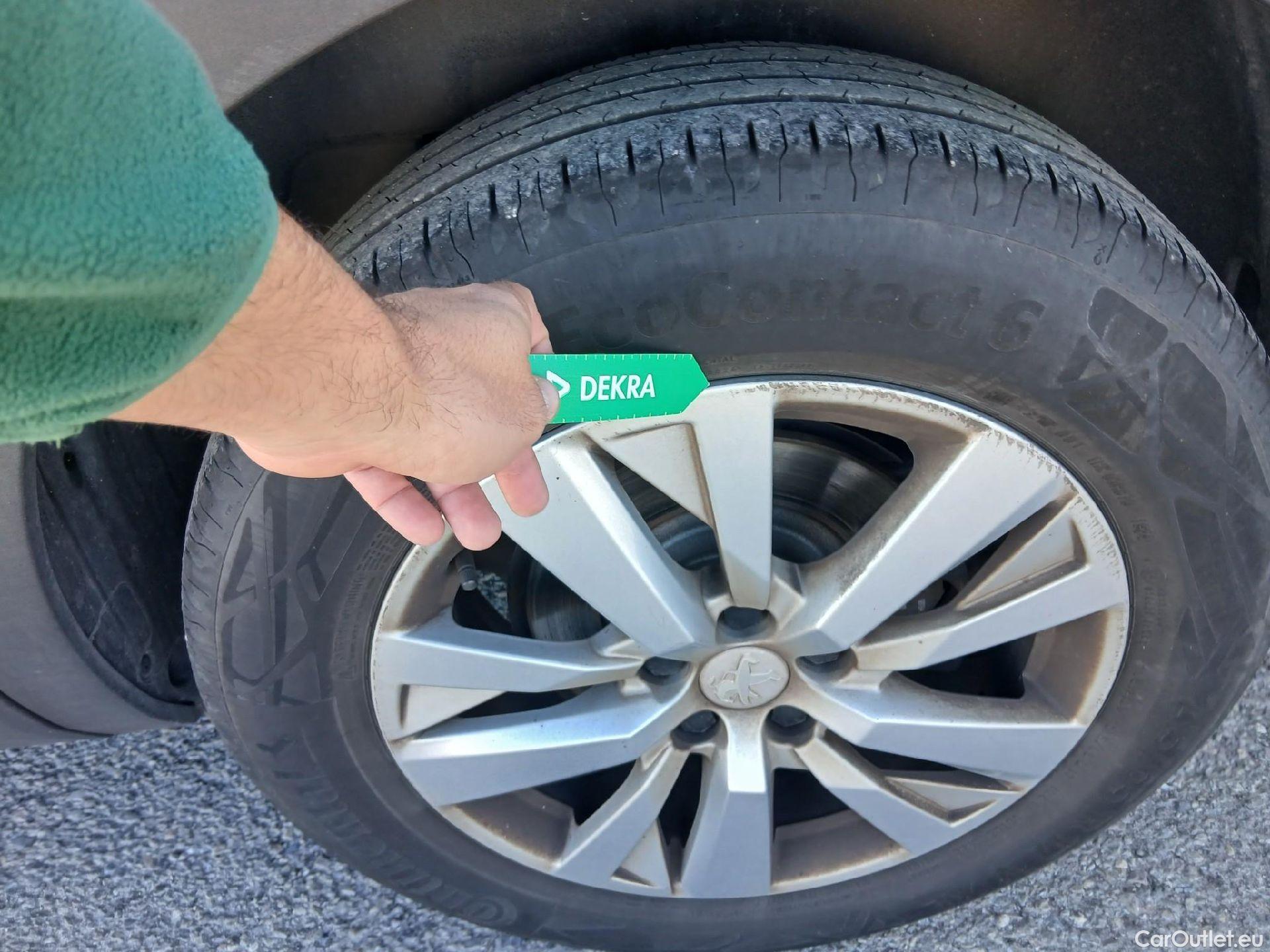  Peugeot  5008 PEUGEOT  / 2020 / 5P / todoterreno 1.5 BlueHDi 96kW S&S Active Pack EAT8 #15