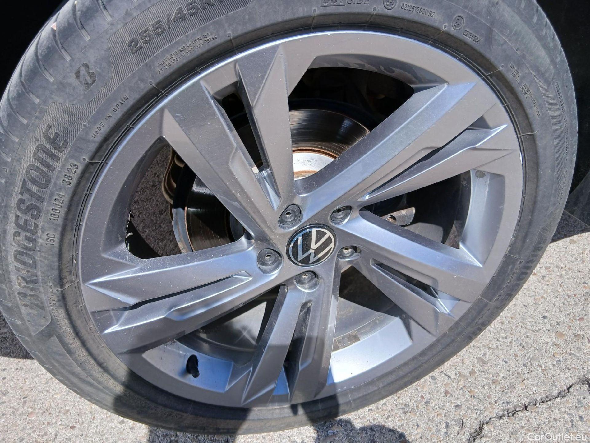  Volkswagen  Tiguan VOLKSWAGEN  / 2020 / 5P / todoterreno R-Line 2.0 TDI 110kW (150CV) DSG #33