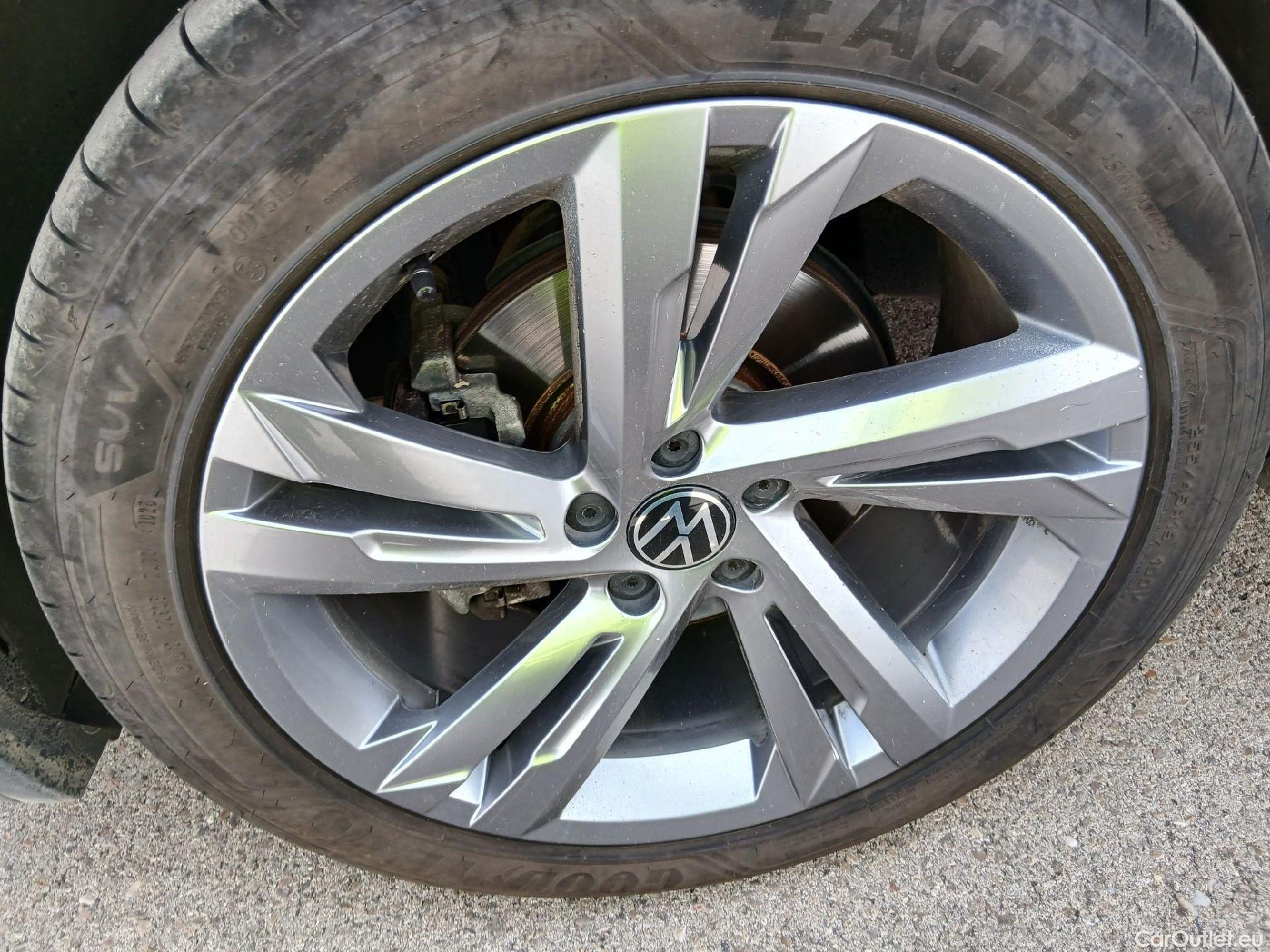  Volkswagen  Tiguan VOLKSWAGEN  / 2020 / 5P / todoterreno R-Line 2.0 TDI 110kW (150CV) DSG #15