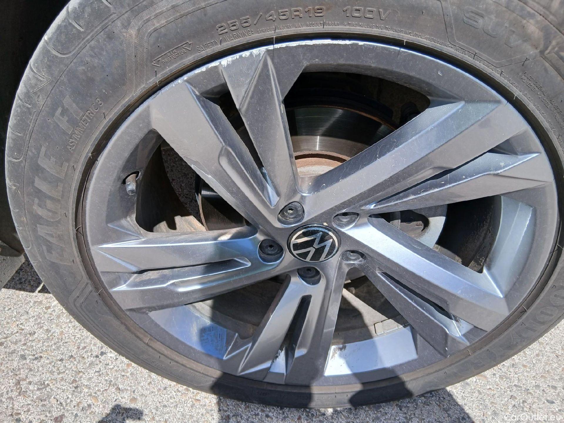  Volkswagen  Tiguan VOLKSWAGEN  / 2020 / 5P / todoterreno R-Line 2.0 TDI 110kW (150CV) DSG #38