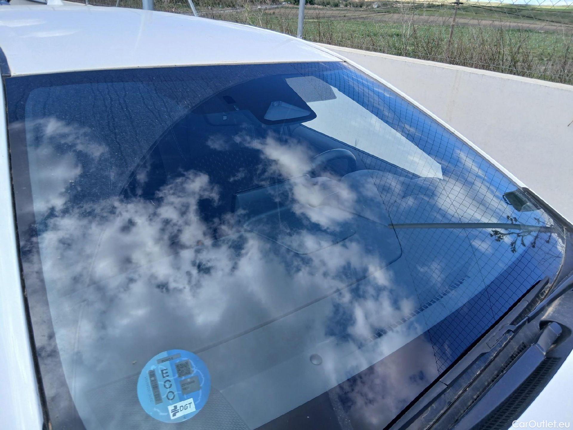  Toyota  Corolla TOYOTA  / 2019 / 5P / berlina con portón 140H Active Plus #2