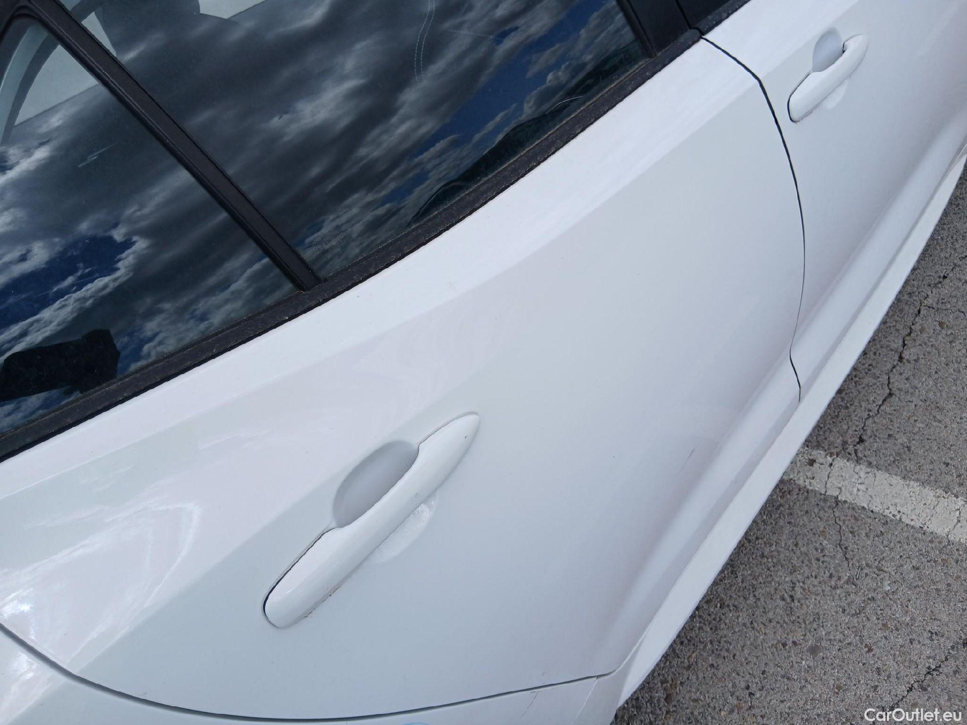  Toyota  Corolla TOYOTA  / 2019 / 5P / berlina con portón 140H Active Plus #33