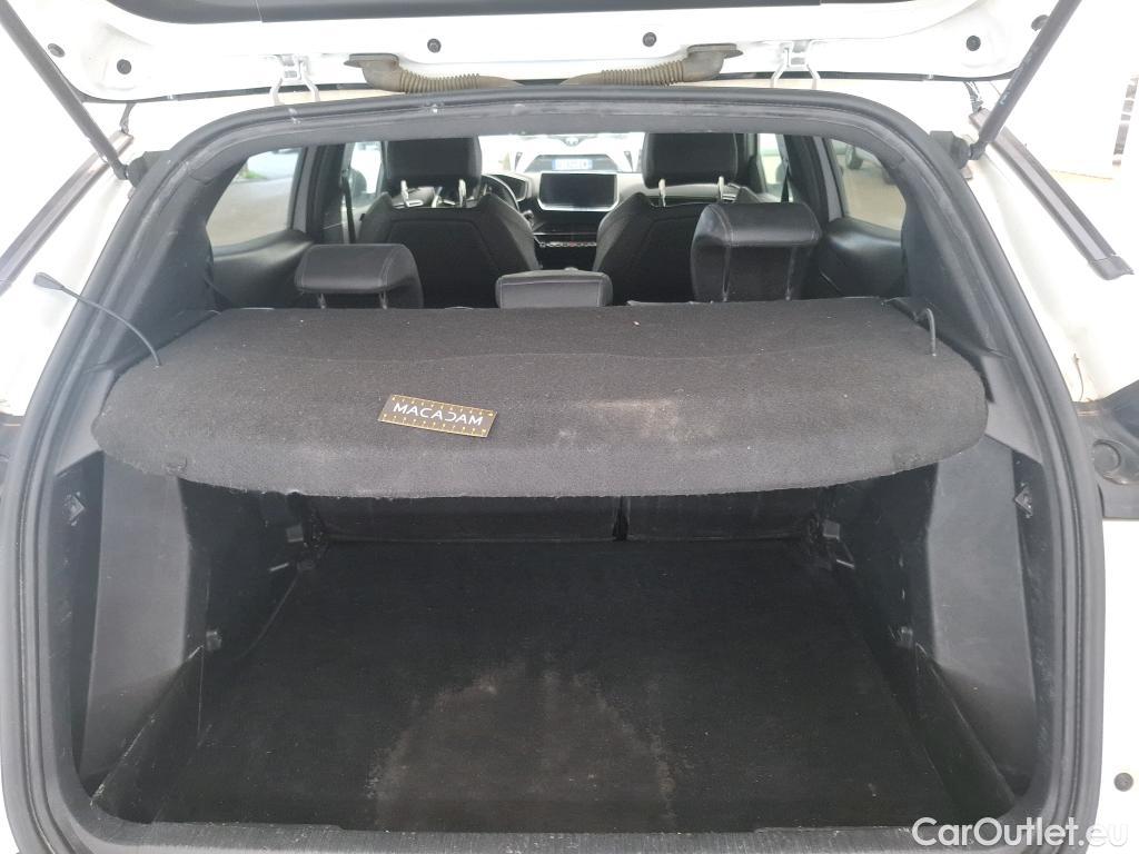  Peugeot  2008 PEUGEOT  / 2019 / 5P / Crossover 1.2 PT 130 GT Line (Ex 028N) #16