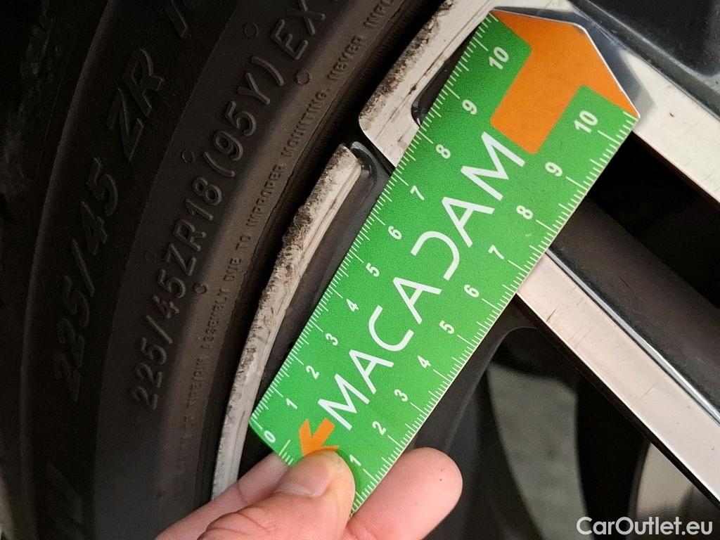  Mercedes  A-Klasse MERCEDES-BENZ Classe A Berline / 2018 / 4P / Berline A 200 d AMG Line 8G-DCT #12