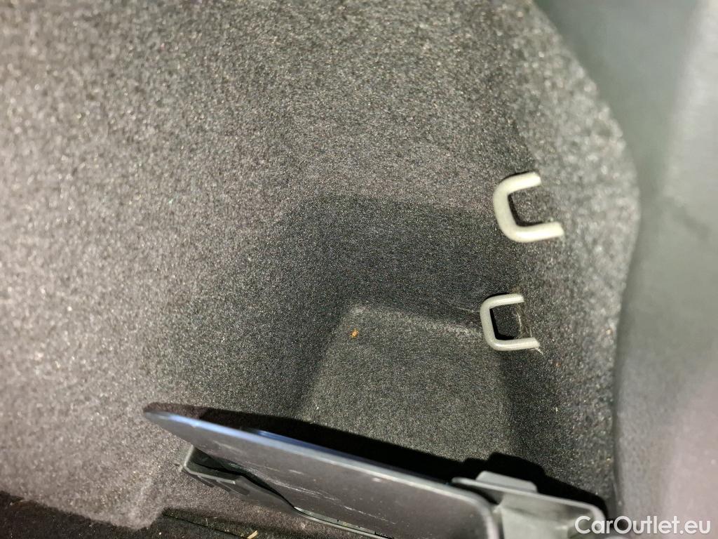  Volkswagen  Tiguan VOLKSWAGEN  / 2020 / 5P / SUV 2.0 TDI 150 DSG7 R-Line #9