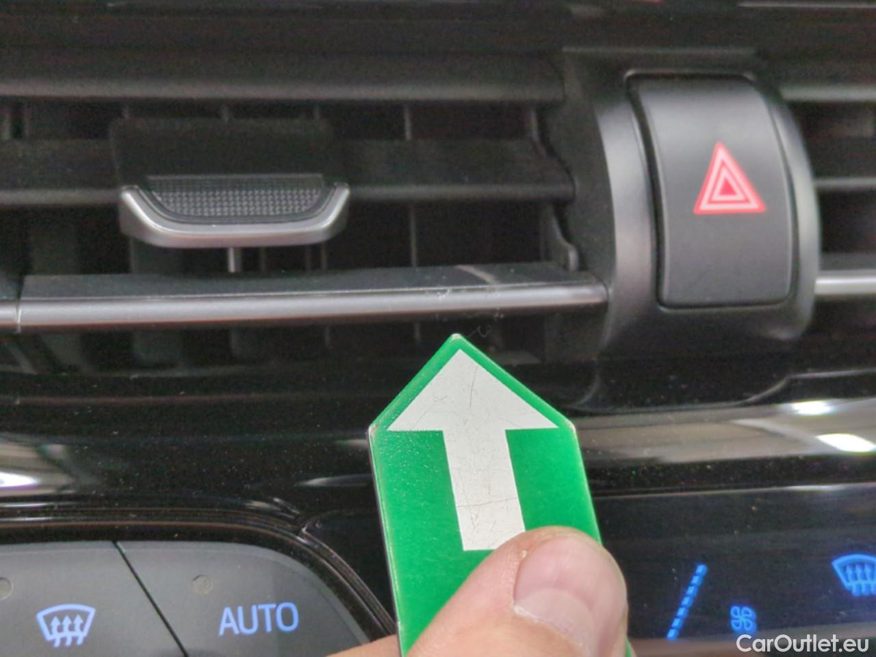  Toyota  C-HR TOYOTA  5p SUV 1.8 HYBRIDE 122 GRAPHIC #2