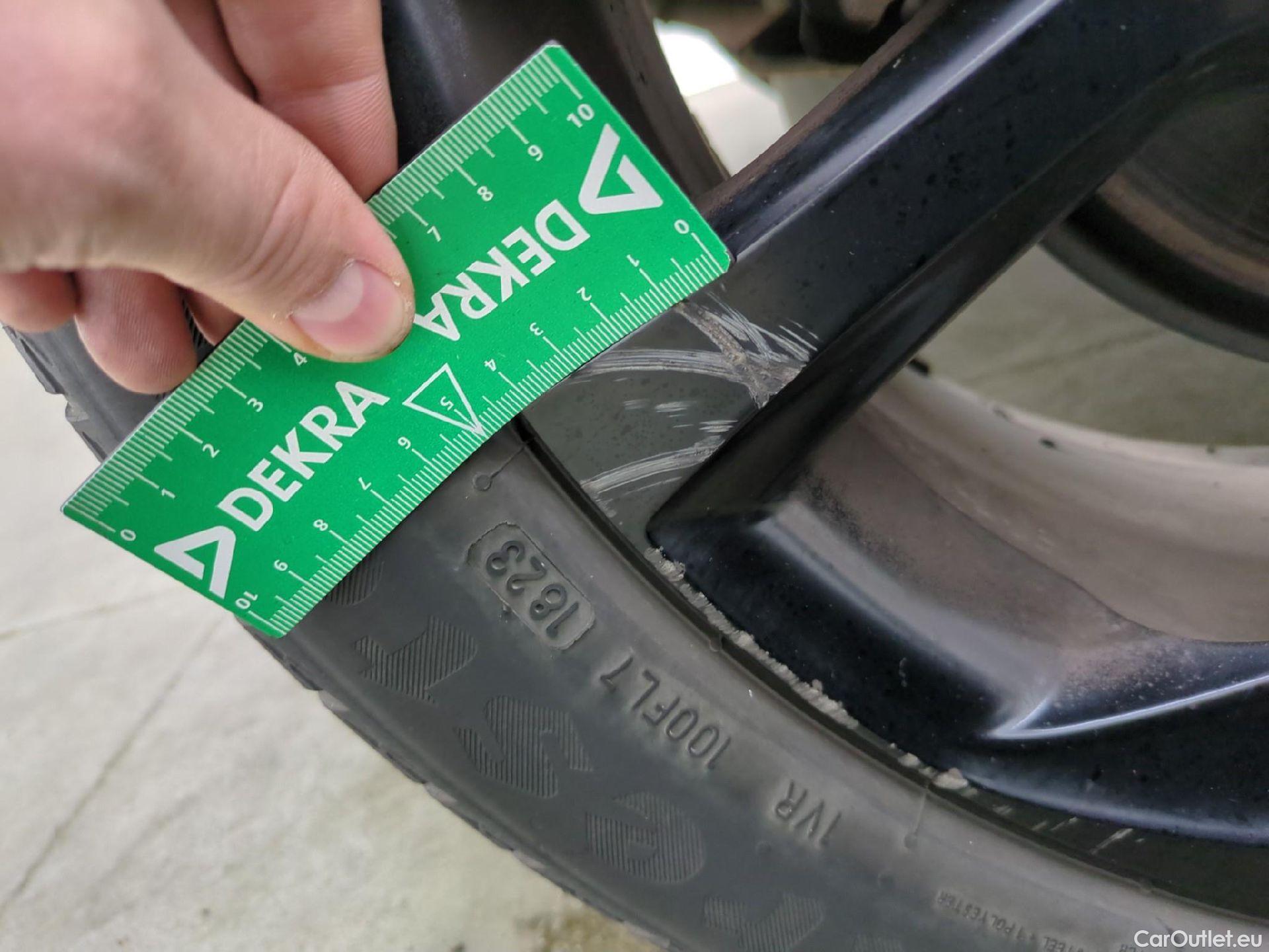  Toyota  C-HR TOYOTA  5p SUV 1.8 HYBRIDE 122 GRAPHIC #24