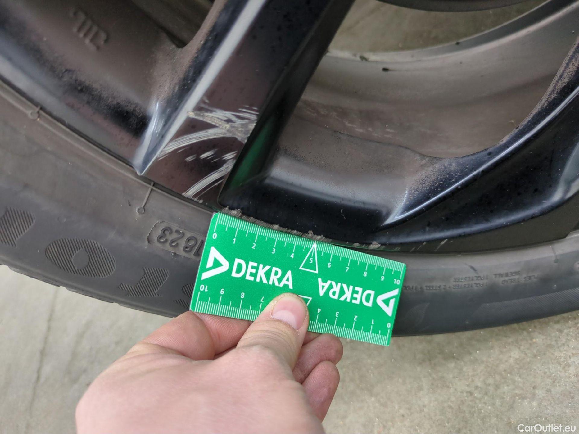  Toyota  C-HR TOYOTA  5p SUV 1.8 HYBRIDE 122 GRAPHIC #25